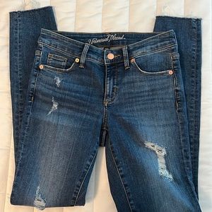 Universal Thread Distressed Jeans - Women’s 0/25R